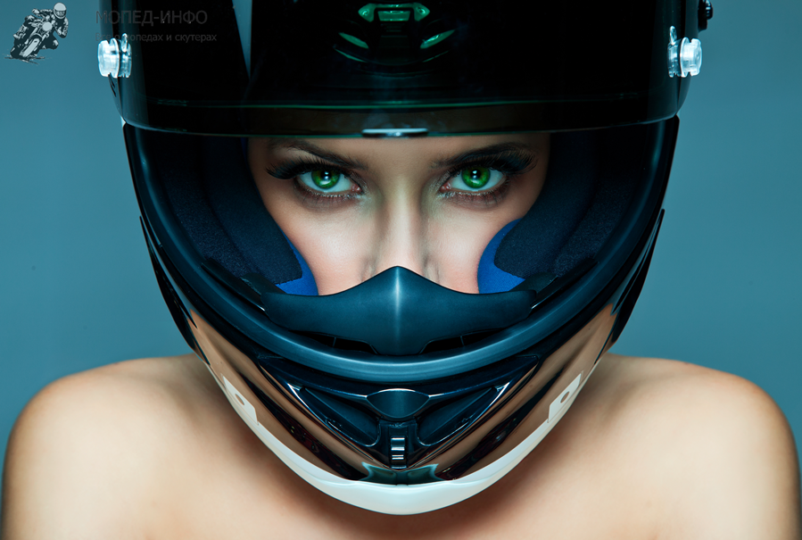 девушка-в-мотоциклетном-шлеме